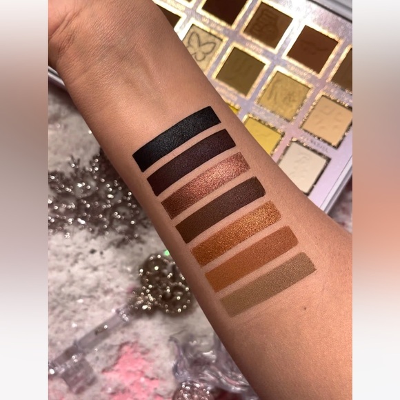 P.Louise If The Crown Fits Eyeshadow Palette - Pink and Gold - Picture 8 of 11